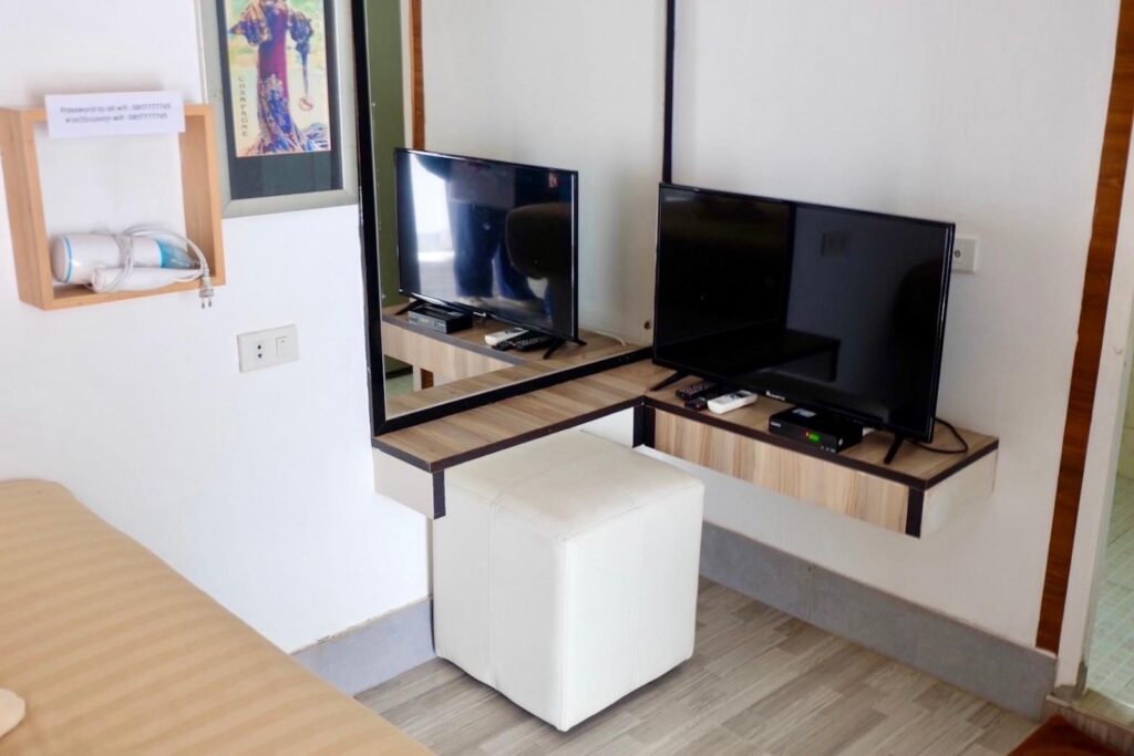 The-Resort-Angel-Hill-Standard-room-bedroom-03