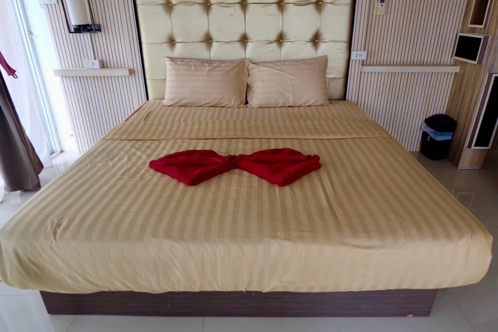 The-Resort-Angel-Hill-Superior-room-bedroom-01